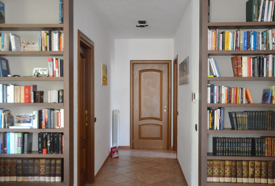 ingresso corridoio antibagno libreria legno su misura progettazione sostenibile bio natura rustico val di susa