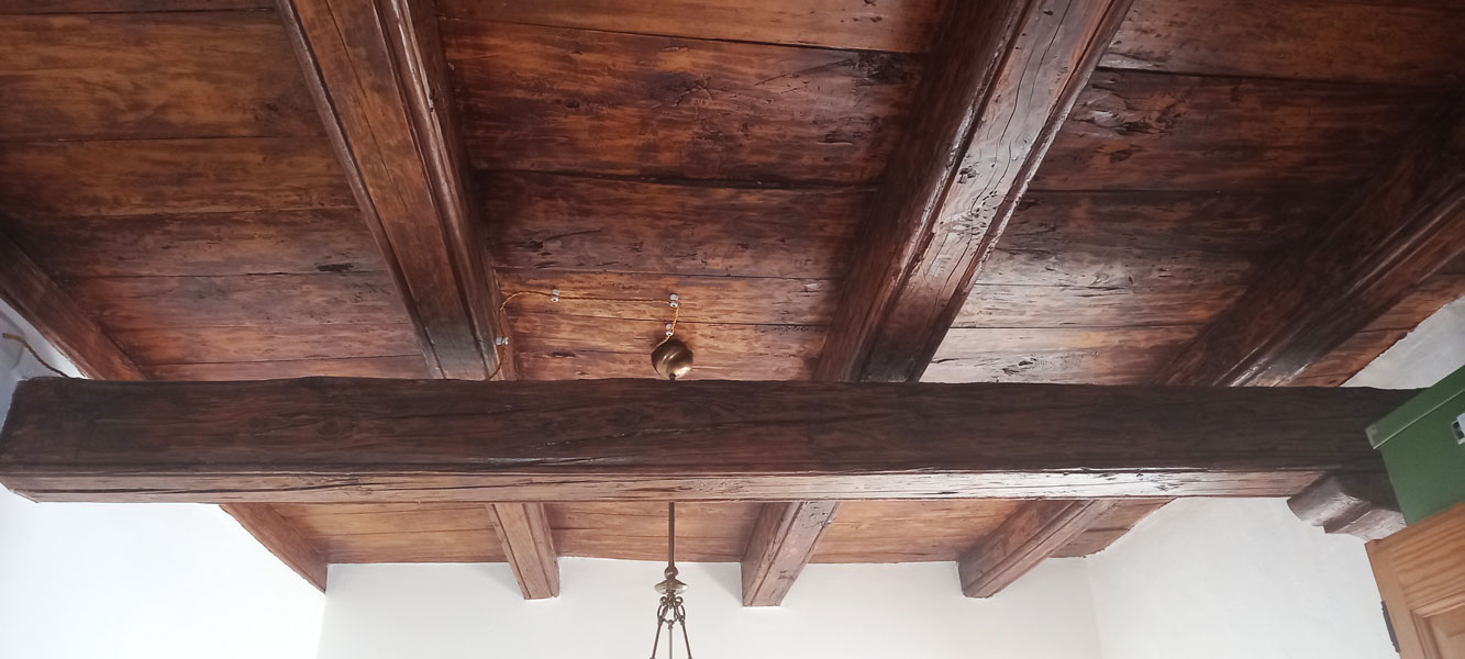 Soffitto ristrutturazione legno recupero verniciatura travi camera ahora architettura 