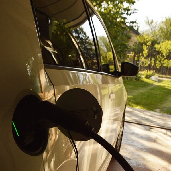 Energia elettrica sostenibilità mobilità ecologica  batteria