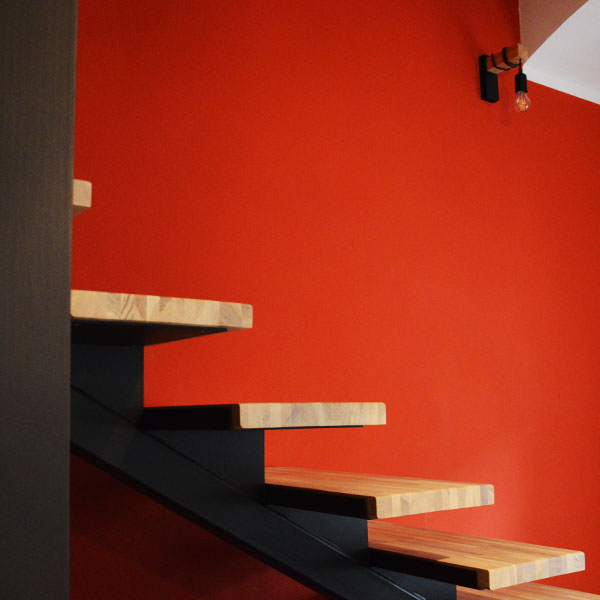 parete rossa villa liberty interni scala pedate legno