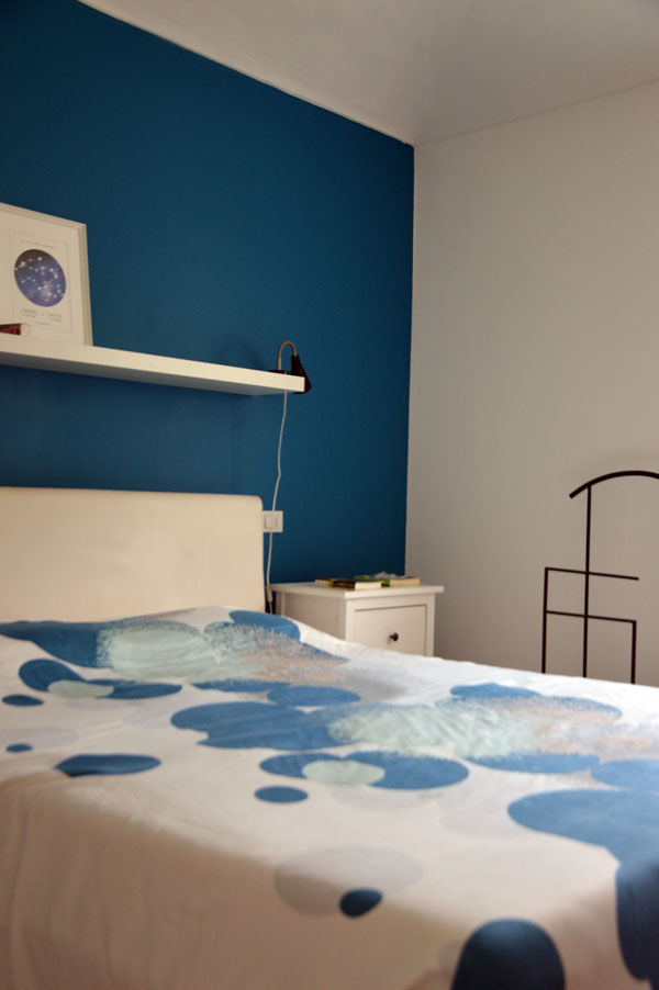 camera da letto pareti blu pittura intonaco azzurro bianco letto comodino arredo casa tinteggiatura interno imbiancare pareti