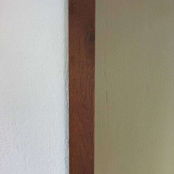 legno libreria muro tinteggiatura colore sfondo mensole contrasto 
