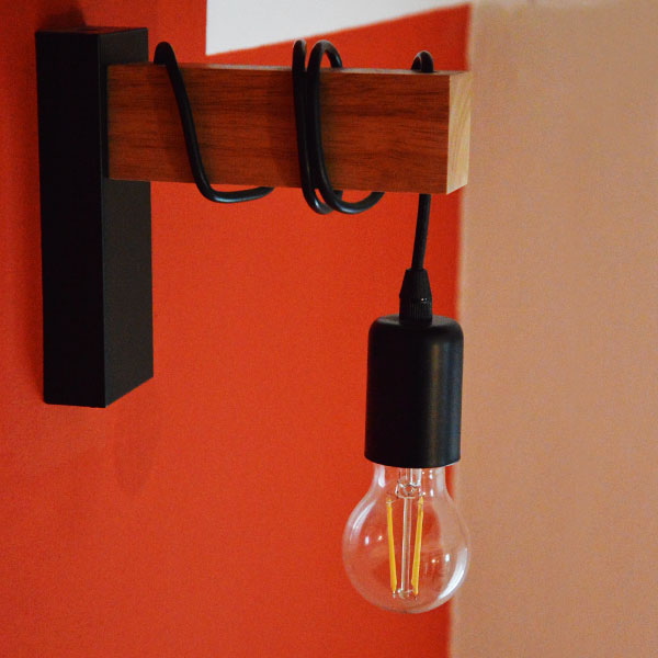 luce lampadario corda scala lampadina parete rossa interni