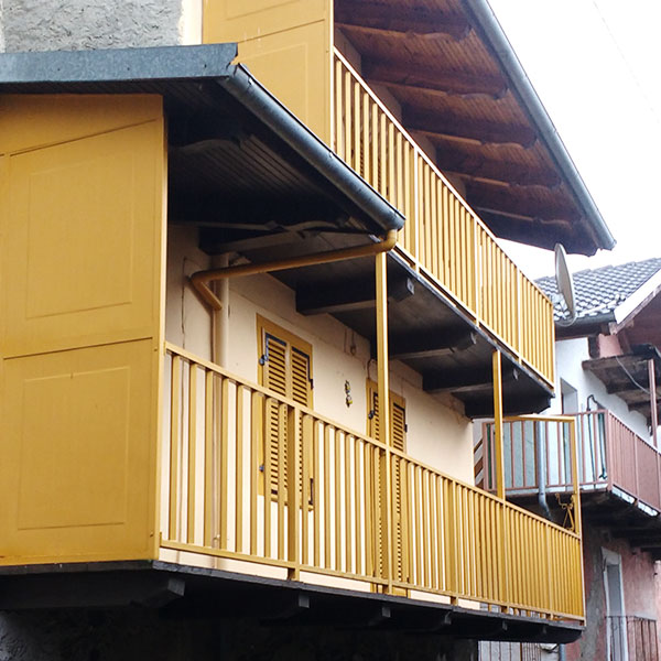 ringhiera parapetto serramenti gialli edificio Mocchie comune di Condove censimento frazione alpina 