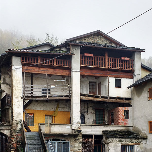 borgata alpina censimento frazione pilastri intonaco giallo ringhiera legno residenza abitazione 