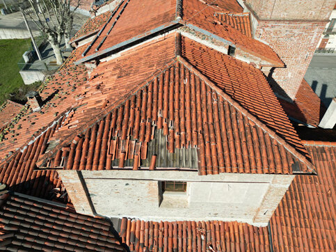 tetto chiesa Rivera drone coppi tegole rotte copertura vento caduta 