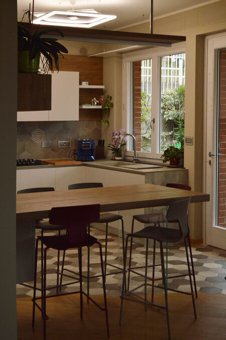 vista interni cucina penisola legno ahora architettura progettazione sostenibile 