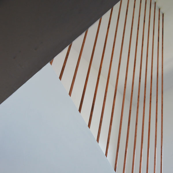 Nodo soffitto scala barre verticali metallo rame design ahora architettura superbonus 110%
