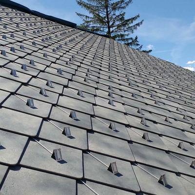 Riparazione tetto: nuove tegole in ardesia