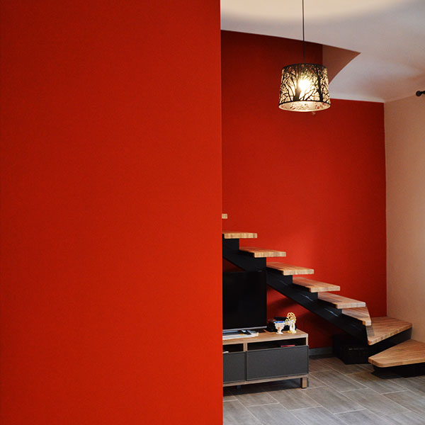 parete rossa soggiorno scala ristrutturazione condove villa liberty