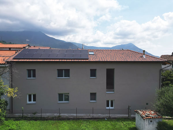 Esterno abitazione ristrutturata pannelli fotovoltaici impianto sul tetto energia solare 