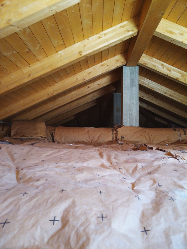posa isolamento pavimento sottotetto rotoli pannelli isolanti solaio tetto tavolato legno copertura deposito 