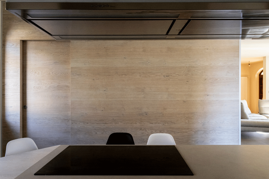 progettazione interni studio architettura ahora architettura Penisola legno parete cucina 