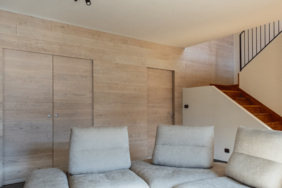 divano soggiorno parete legno scala progettazione interni 