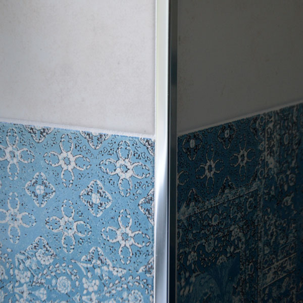 angolare piastrelle rivestimento parete bagno motivo particolare fughe piastrelle angolo metallo precisione maestranze arredo colori blu