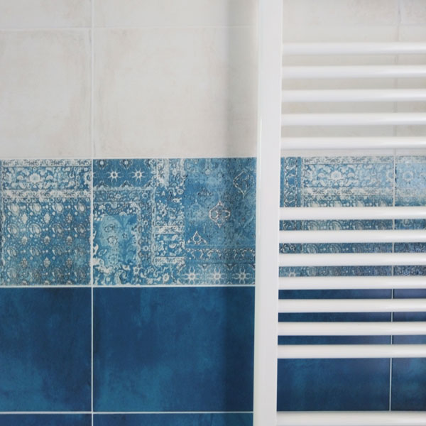 piastrelle bagno termoarredo arredi finitura superfici rivestimento pareti azzurro blu decorazione decoro motivo texture bianco progetto edificio