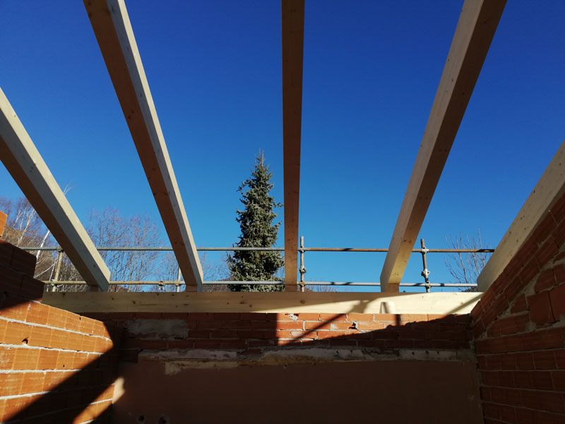 vista interna puntoni in legno rifacimento tetto demolizione ricostruzione sismabonus superbonus 110% 