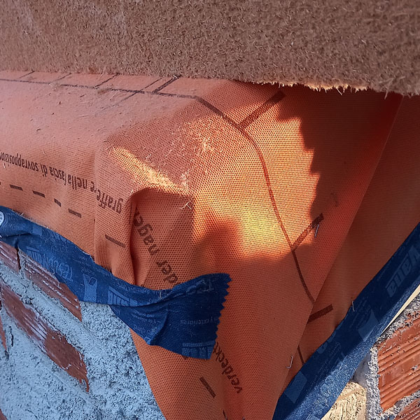 isolamento copertura fibra di legno rifacimento tetto membrana freno al vapore ristrutturazione edilizia