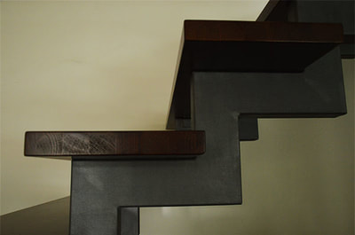 Dettaglio della scala interna in acciaio e legno