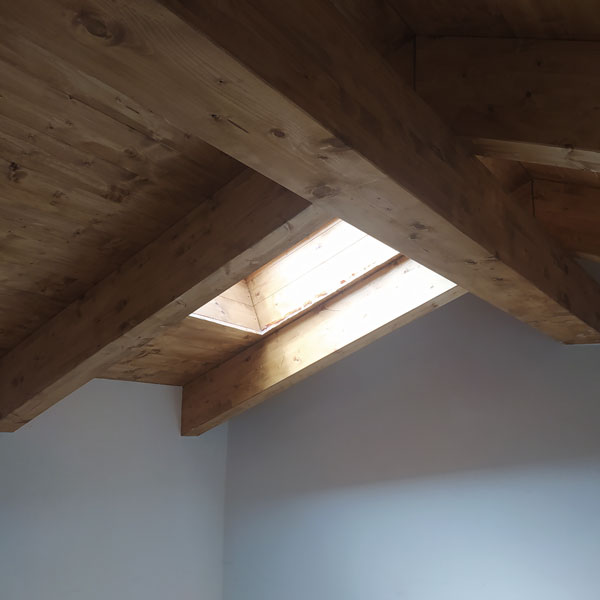 Luce naturale Velux sottotetto camera tetto in legno isolamento ristrutturazione edilizia 