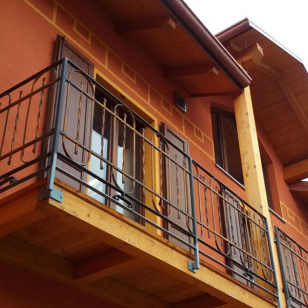 balcone ringhiera legno vista esterna CasaClima Bussoleno progettazione sostenibile