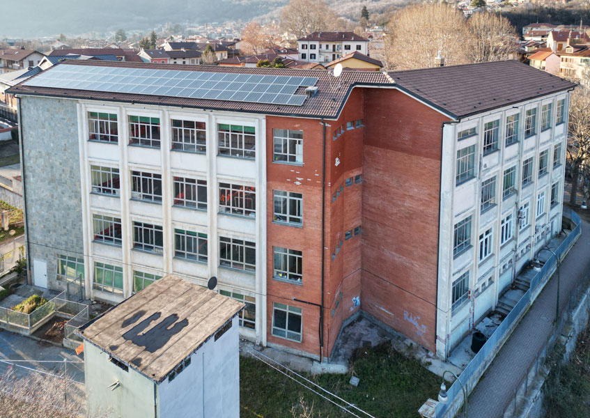 Retro scuola drone vista dall'alto finestre rivestimenti esterni stato di fatto scuola media 